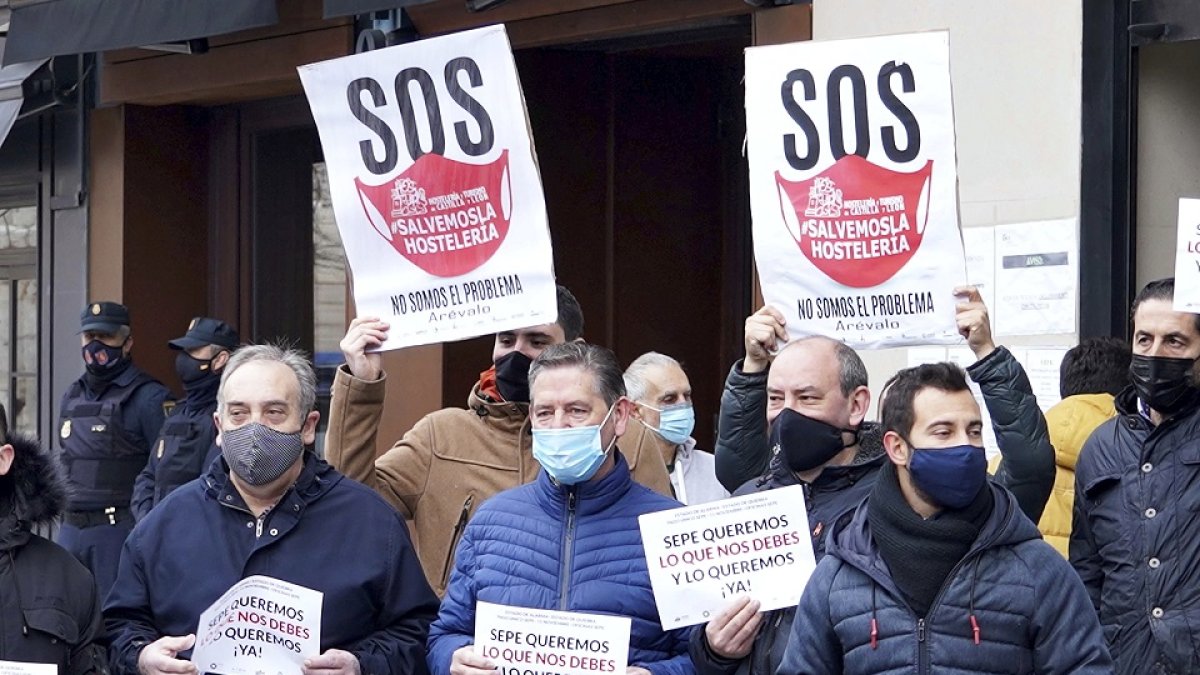 Los hosteleros, en un momento de la concentración para exigir al gobierno el pago  y prolongación de los Ertes. | ICAL.