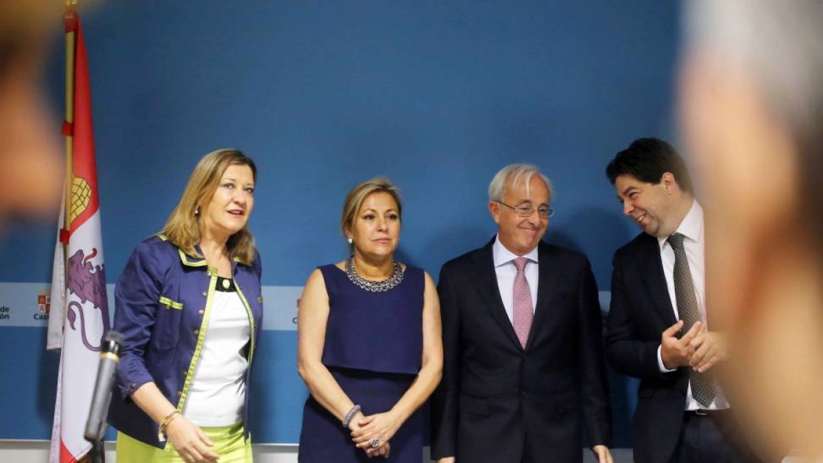 (I a D) La consejera de Economía y Hacienda, Pilar del Olmo; la vicepresidenta, portavoz y consejera de Empleo, Rosa Valdeón; Francisco Javier de Andrés Guijarro, secretario general de la consejería de Hacienda y José Antonio Mayoral Encabo, secretario ge-ICAL