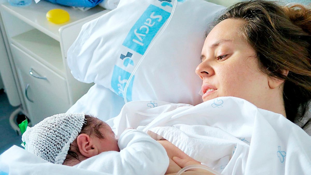 Laura da de mamar a su bebé Mario nacido en el Clínico de Valladolid. E. M.