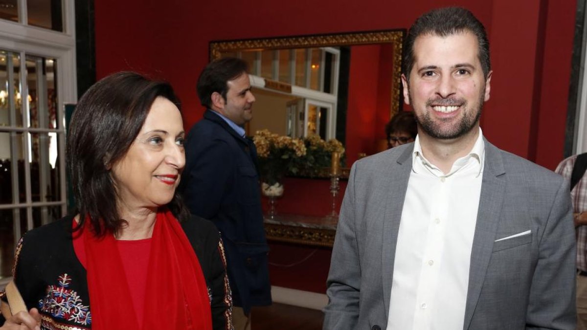 La candidata número 2 por Madrid al Congreso de los Diputados, Margarita Robles, acompañada del secretario general del PSOE CyL, Luis Tudanca comparece ante los medios de comunicación.-ICAL