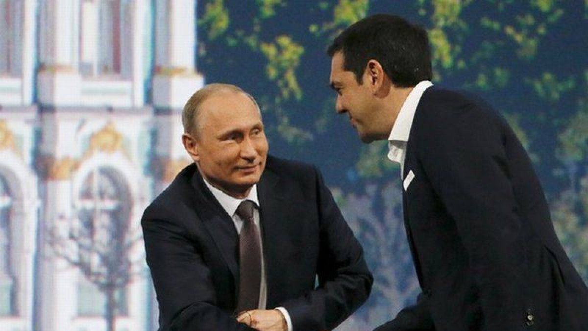El presidente ruso Vladimir Putin se da la mano con el primer ministro griego Alexis Tsipras el pasado 19 de junio.-Foto: REUTERS / GRIGORY DUKOR