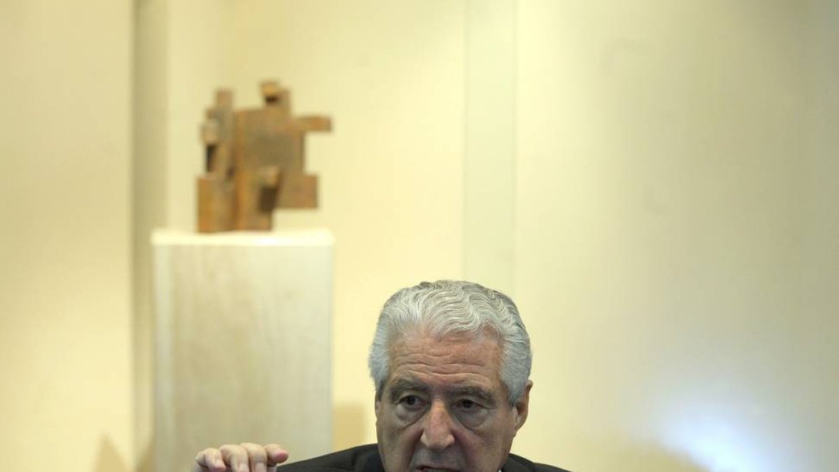 El presidente nacional de Cáritas, Rafael del Río, atiende a los medios antes de pronunciar la conferencia 'Cáritas ante la crisis económica'-Ical