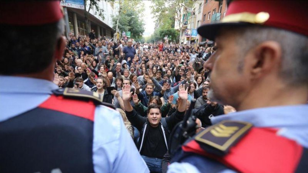 Los Mossos ante las personas que se hallan frente a la escuela Tabor, de Barcelona.-DANNY CAMINAL