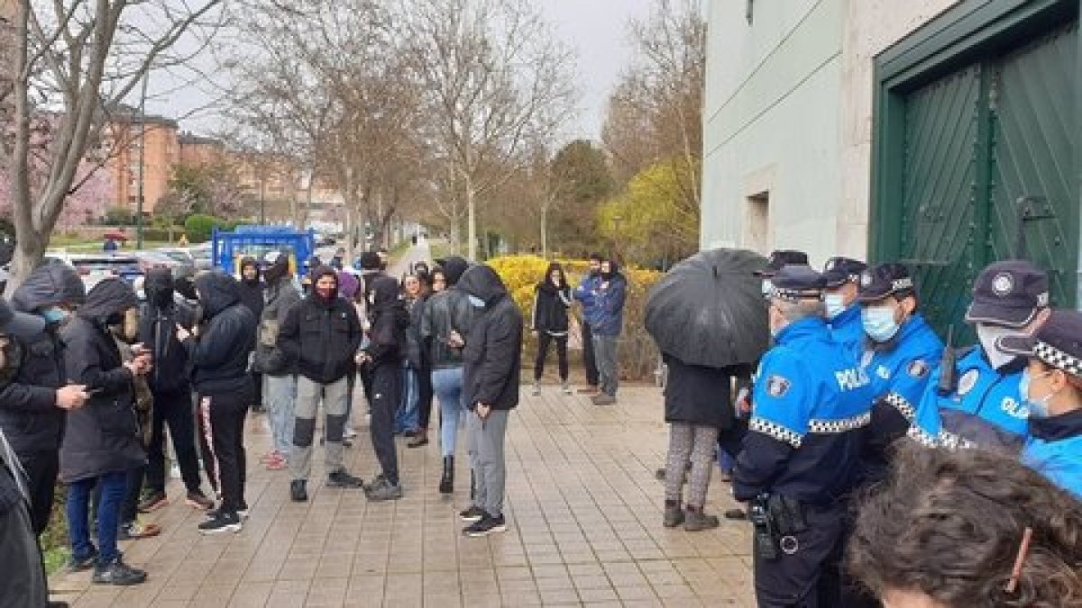 La Molinera en el momento del intento de desalojo del 21 de marzo. -PHOTOGENIC