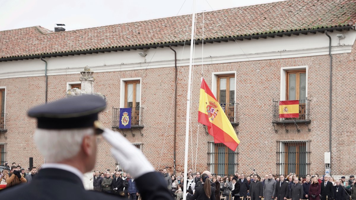 Acto de izado de la bandera en la plaza de San Pablo.-ICAL
