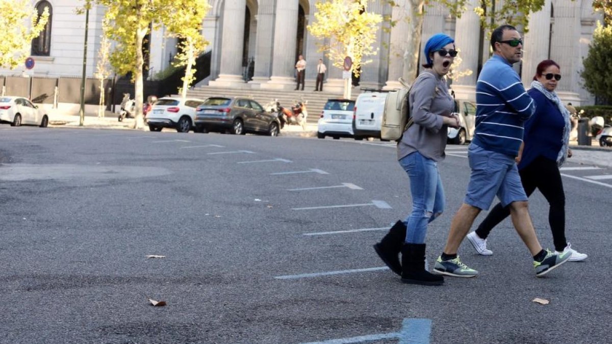 Prohibición de aparcamiento en el centro de Madrid por alta contaminación.-/ JUAN MANUEL PRATS