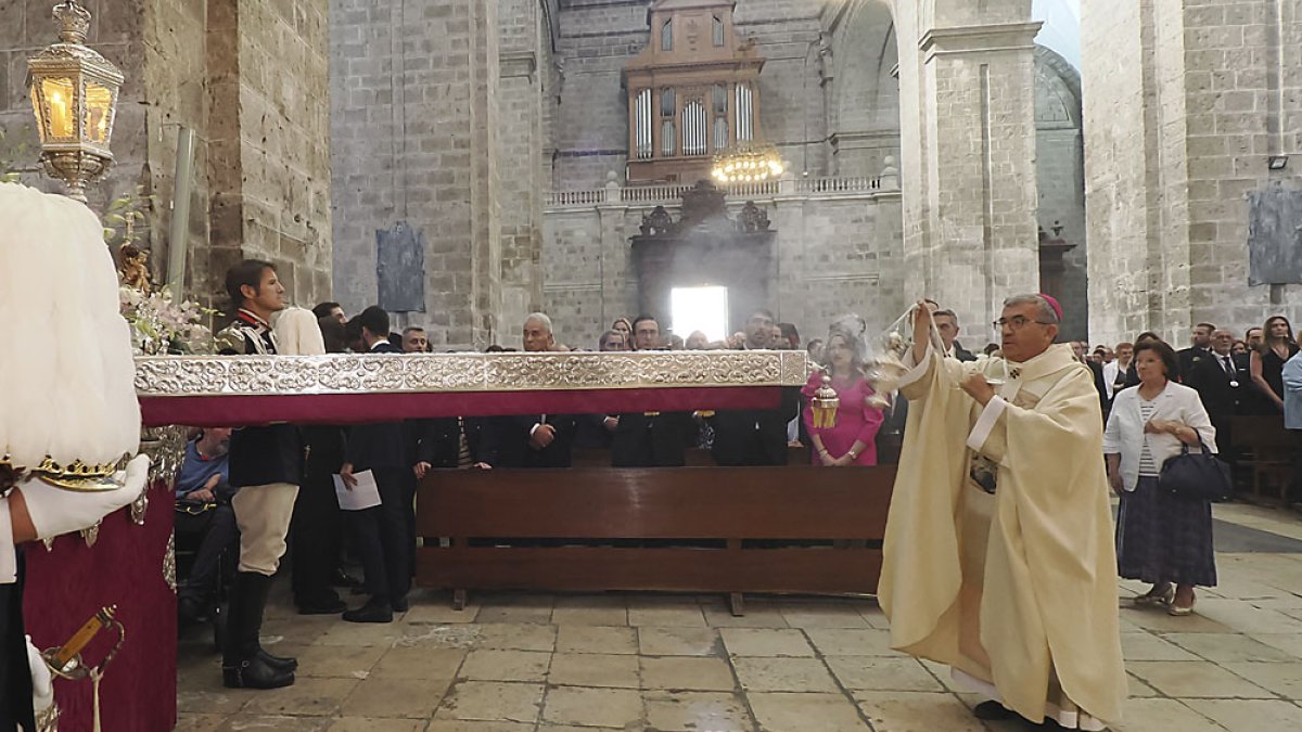 El arzobispo de Valladolid, Luis Argüello, ante la imagen de la Virgen de San Lorenzo. PHOTOGENIC