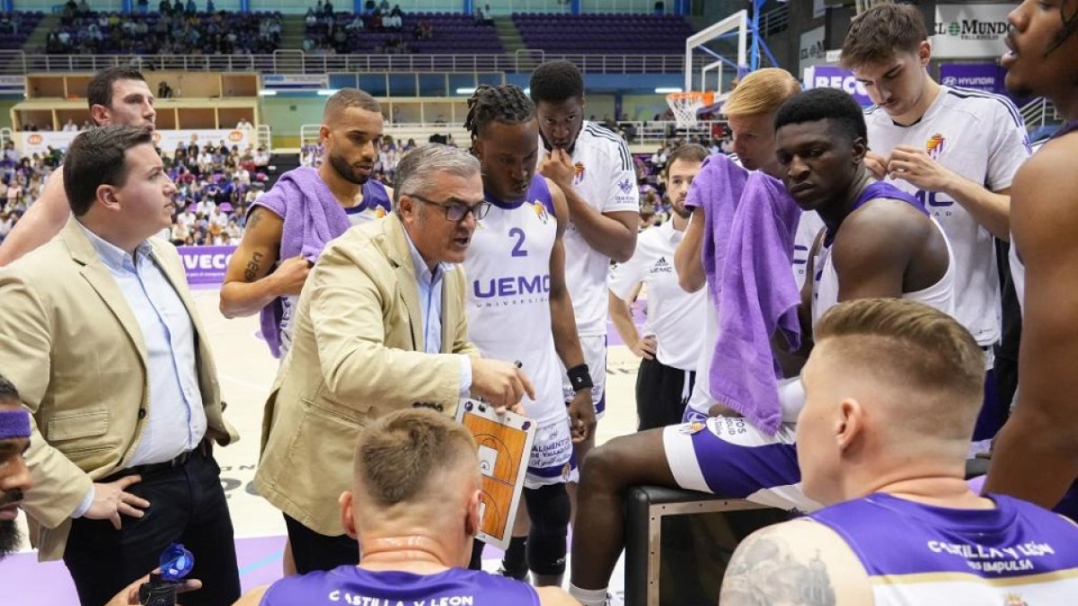 Imágenes del primer partido de la serie al mejor de cinco de los playoffs de ascenso a la ACB entre el Real Valladolid Baloncesto y Lleida. / J. M. LOSTAU
