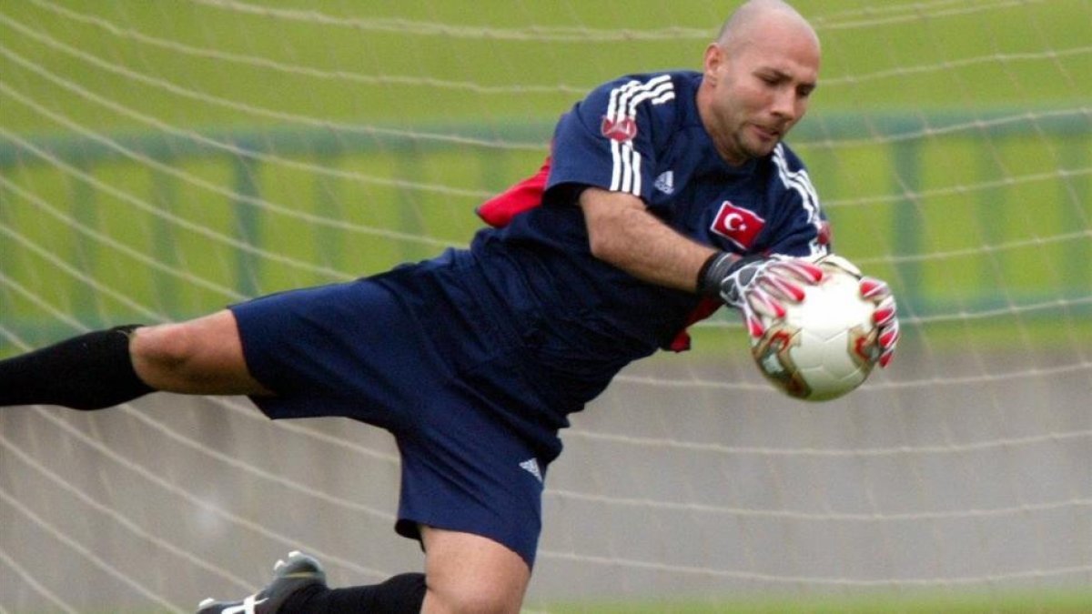 Ömer Çatkiç, en un entrenamiento de la selección de Turquía en el Mundial de Japón y Corea del 2002.-AP / MURAD SEZER
