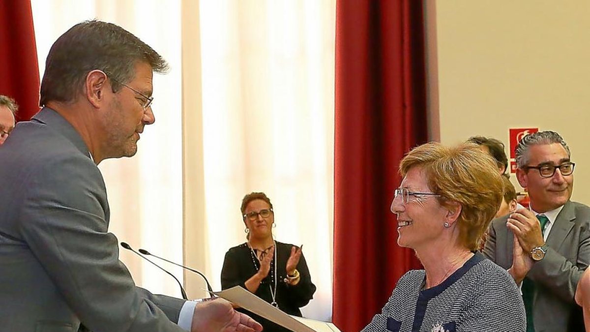 Rafael Catalá entrega su distinción a la viuda del profesor Ernesto Pedraz.-ICAL