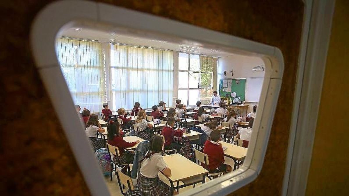 Alumnos durante una clase en un colegio de Valladolid.-ICAL