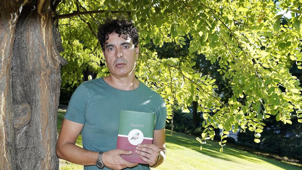 Jorge M. Molinero, en un parque de Pajarillos con su poemario. J. M. LOSTAU