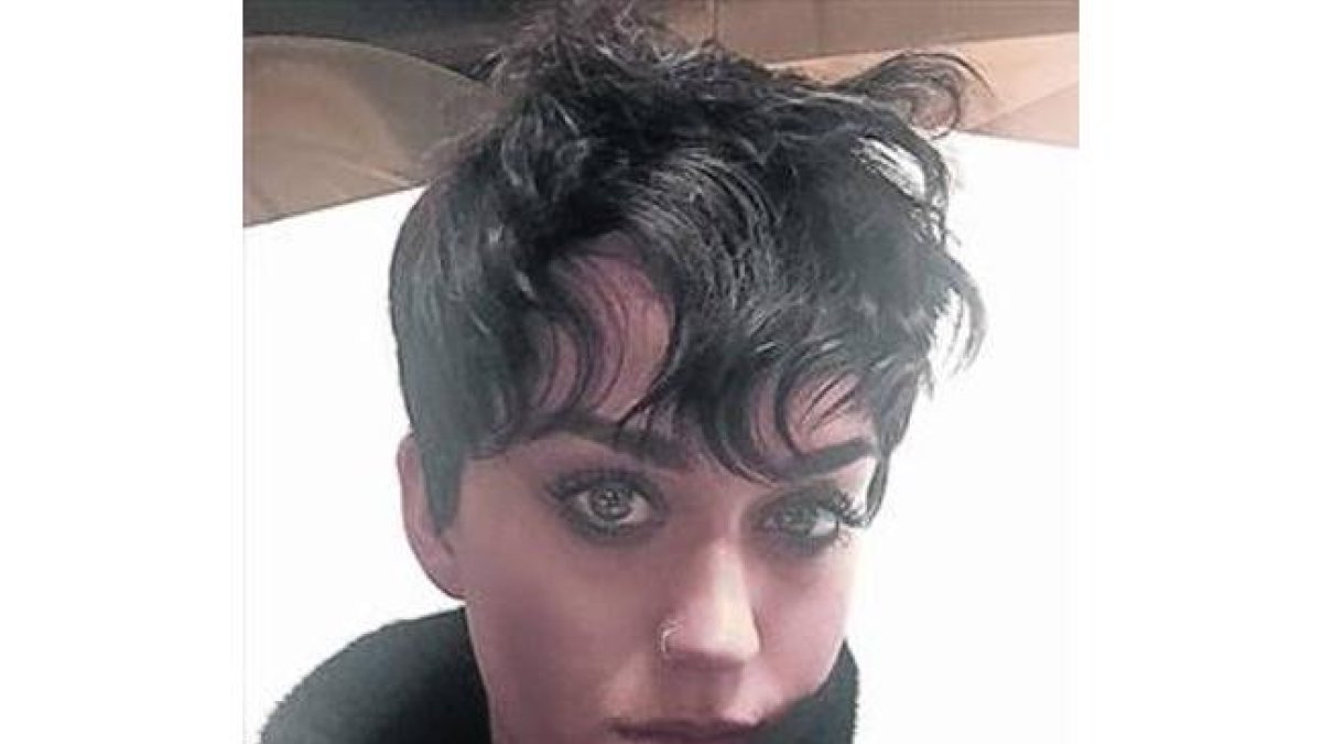 Katy Perry posa con su nuevo corte de pelo.-Foto: INSTAGRAM