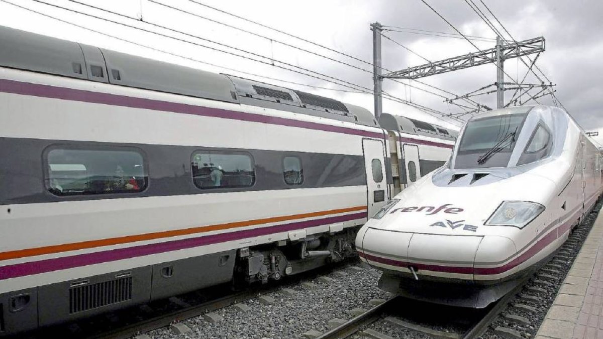 Llegada de un tren AVE a la Estación Campo Grande de Valladolid.-ICAL