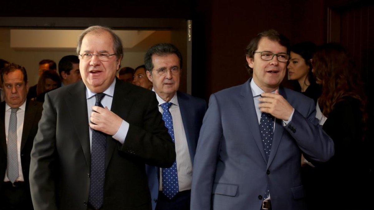 Juan Vicente Herrera y Alfonso Fernández Mañueco llegan al Club de Prensa seguidos de José Luis Ulibarri.-J. M. LOSTAU
