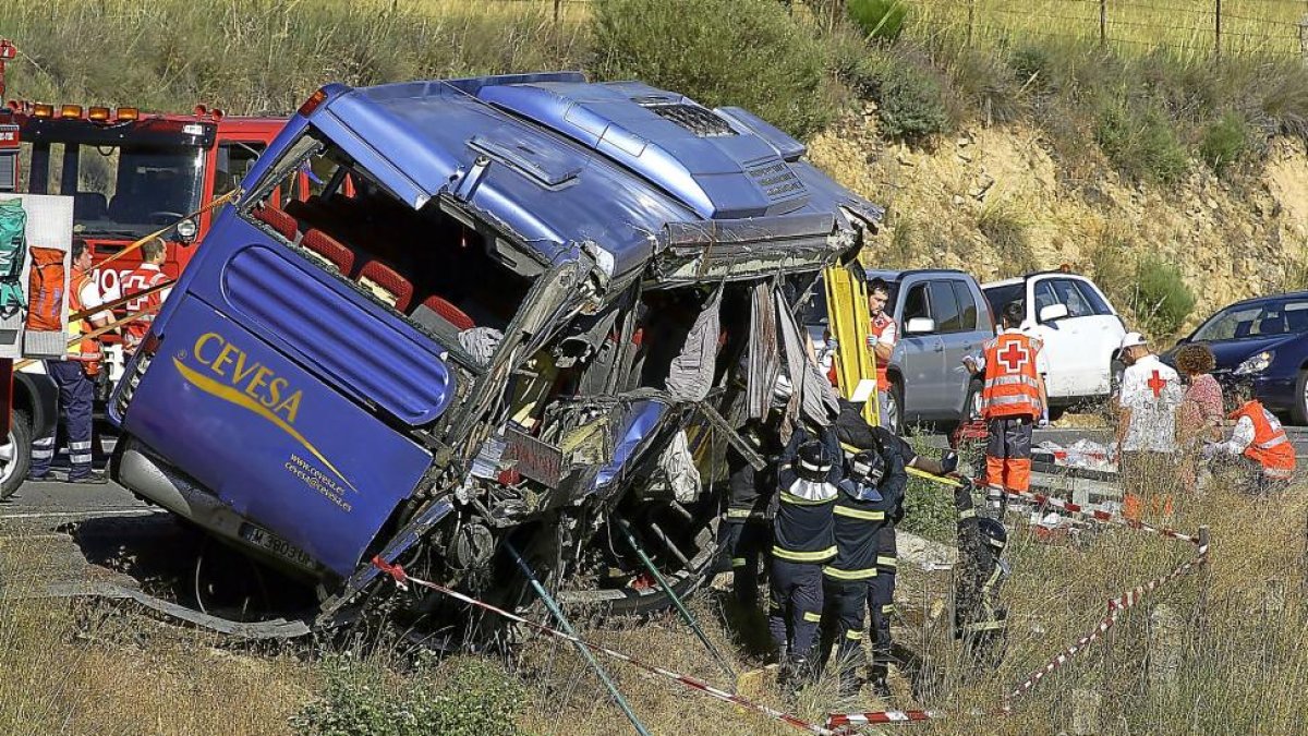 Estado en el que quedó el autocar tras el accidente de julio de 2013 en Tornadizos (Ávila).-ICAL