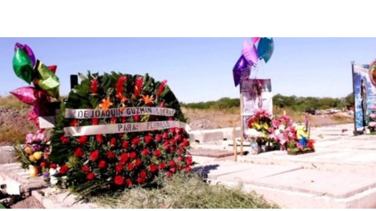 Ofrenda floral dejada a nombre de el 'chapo' Guzmán en la tumba de un narcotraficante amigo.-JUAN CARLOS CRUZ / SEMANARIO PROCESO