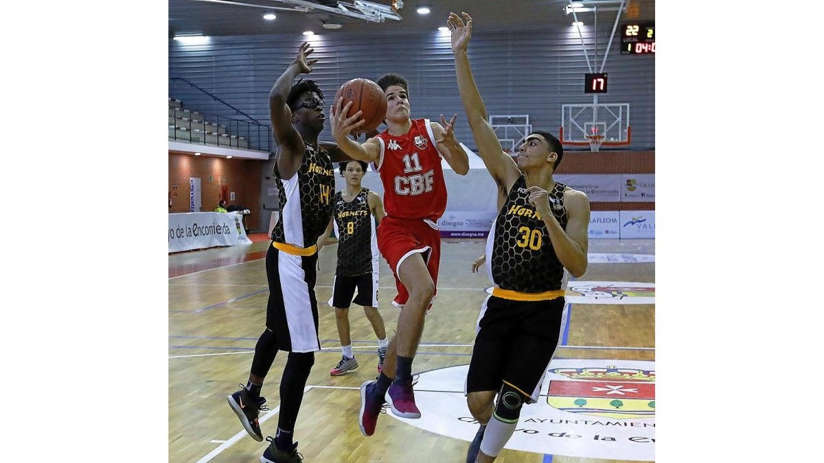 Un jugador del CB-J.M. LOSTAU