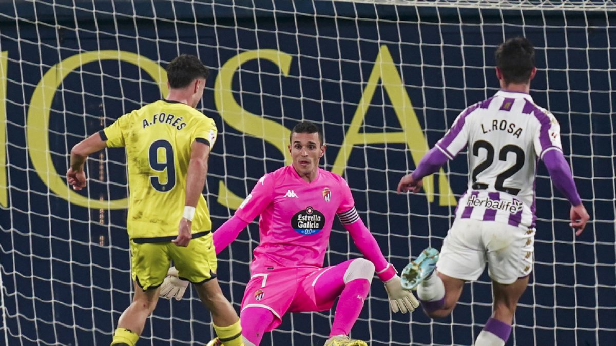 Jordi Masip trata de frenar un ataque del Villarreal B en el pasado partido. / LALIGA