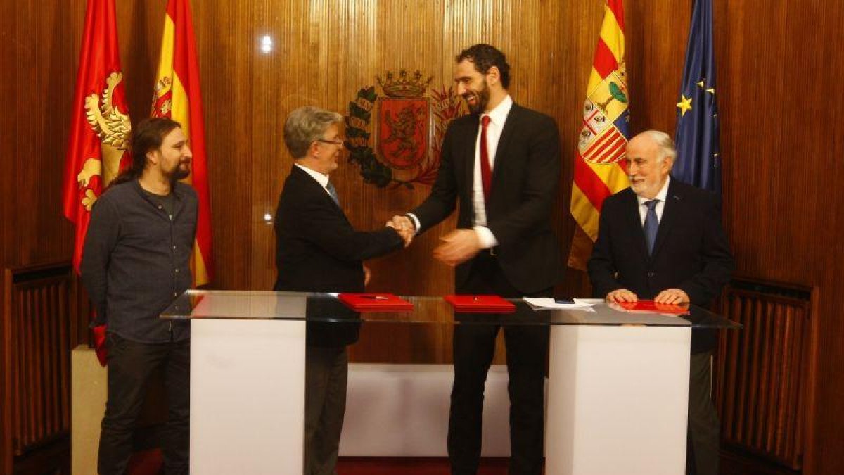 El presidente de la FEB, Jorge Garbajosa y el alcalde Santisteve hoy en la firma del acuerdo-JAIME GALINDO