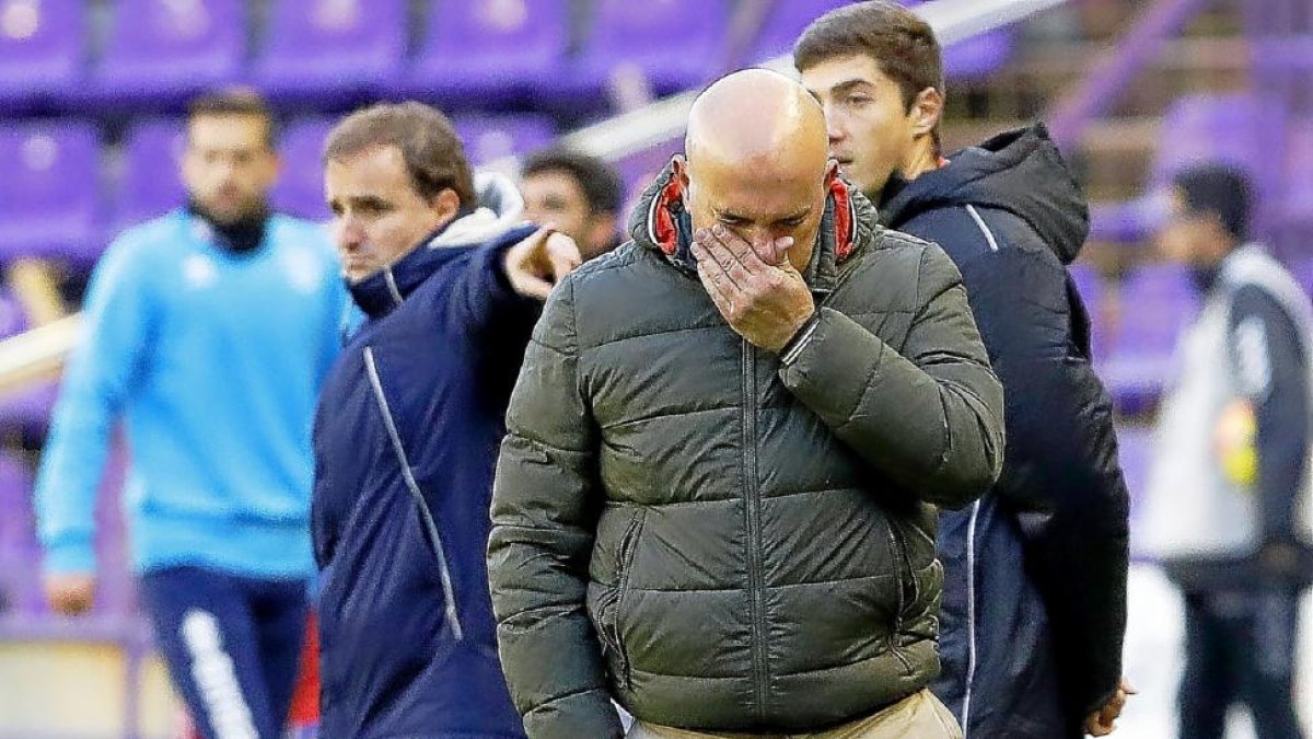 Luis César, cabizbajo y pensativo durante el partido de ayer; a la izquierda, Jagoba Arrasate.-J.M. LOSTAU