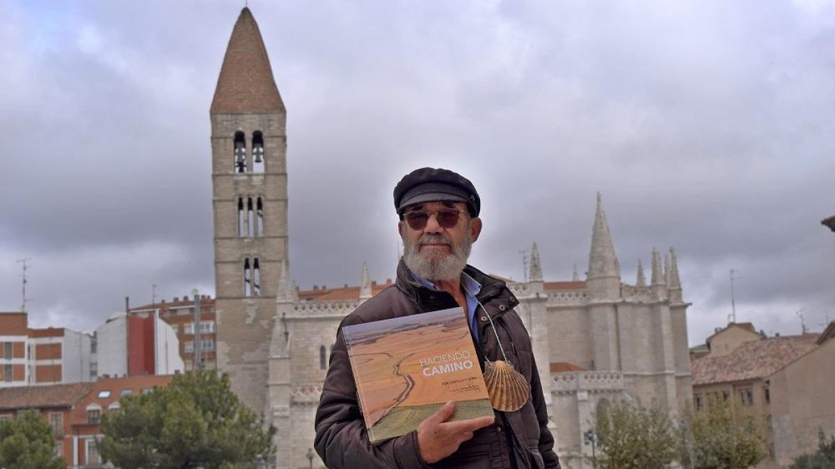 Arturo García, frente a la iglesia de La Antigua en Valladolid, con el libro ‘Haciendo Camino’ de Ovidio Campo.-ARGICOMUNICACIÓN