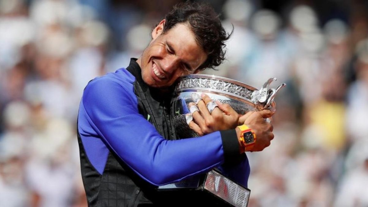 Nadal se abraza a su décima copa de Roland Garros.-CHRISTIAN HARTMANN