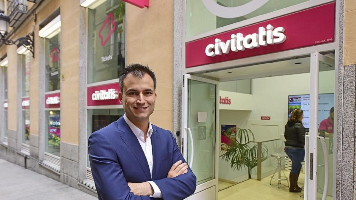 Alberto Gutiérrez, fundador de Civitatis, delante de su oficina en Madrid.-EL MUNDO