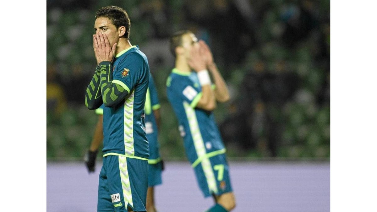 Óscar y Óscar Díaz lamentan una ocasión de gol que podía haber dado la clasificación al Valladolid-LOF