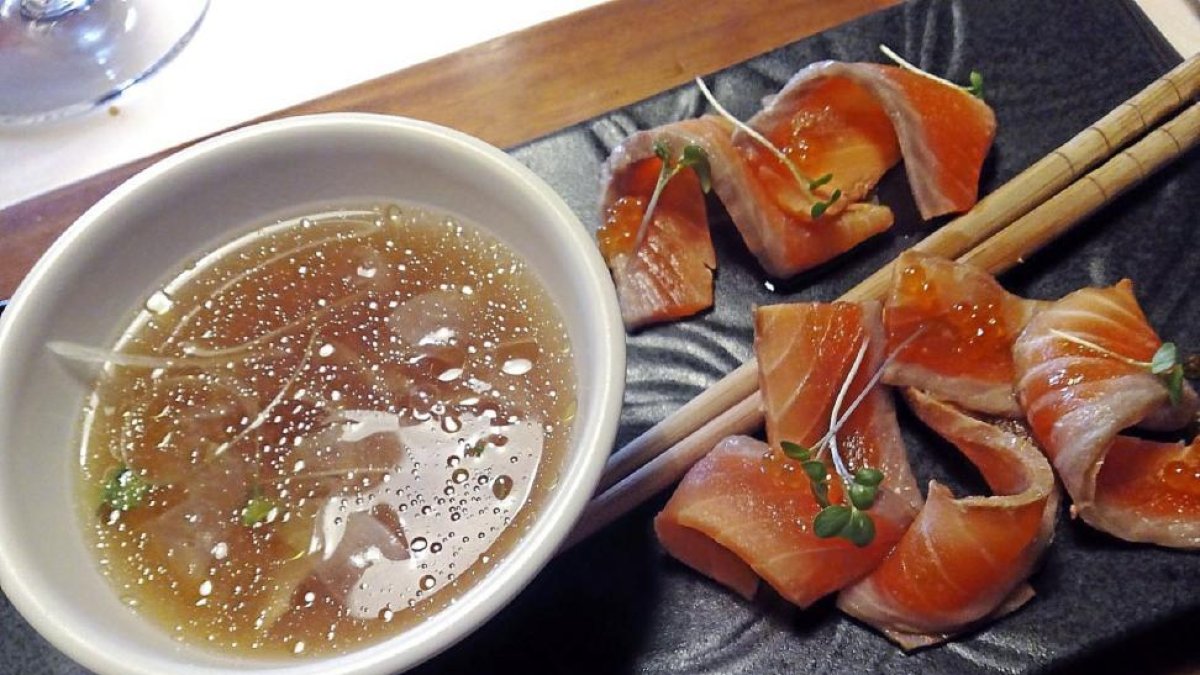 Tataki de trucha y su caviar con caldo de verduras.-I.M.
