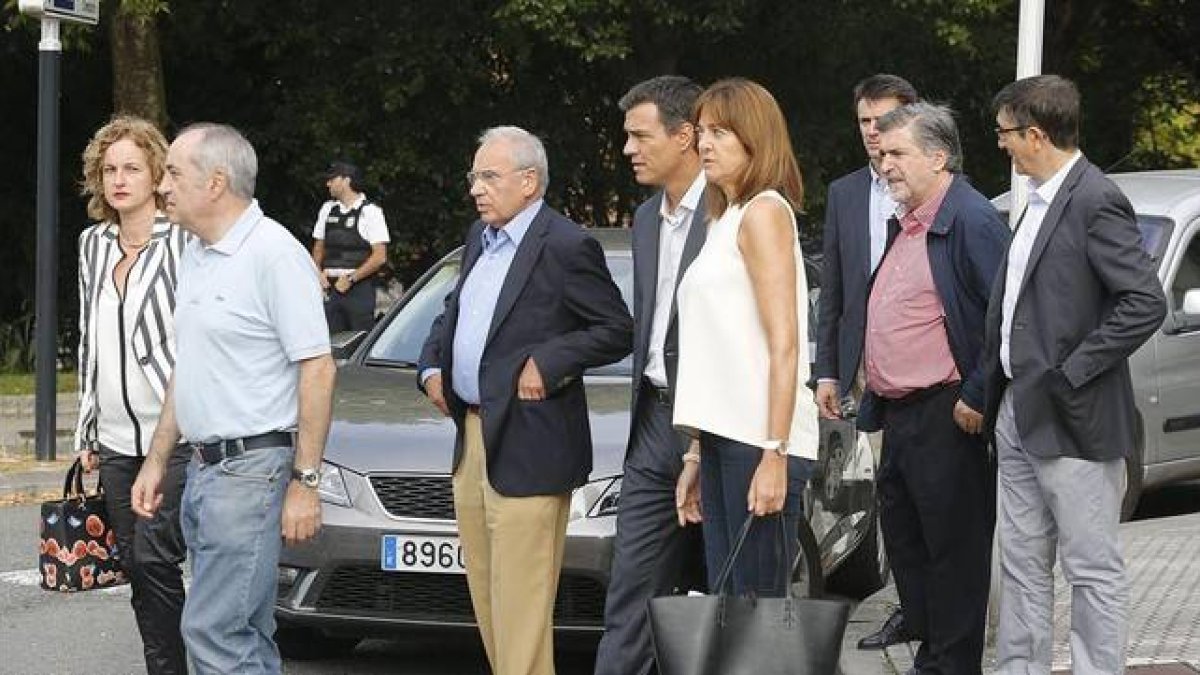 El secretario general del PSOE, Pedro Sánchez, junto al socialista Alfonso Guerra; la secretaria general de los socialistas vascos, Idoia Mendia; el exlehendakari vasco Patxi López y otros dirigentes del partido como Jesús Eguiguren, a su llegada al cemen-Foto: EFE / GORKA ESTRADA