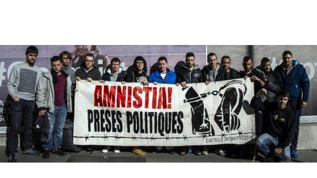 De izquierda a derecha, Komu, Nyto, Kraven, Shahid, Sine, Inessa, Leszno, Pipe Díaz, Elgio, Eshôj Ekirne, Lokutor, Gorka, Oliver Botana y un seguidor del colectivo.-