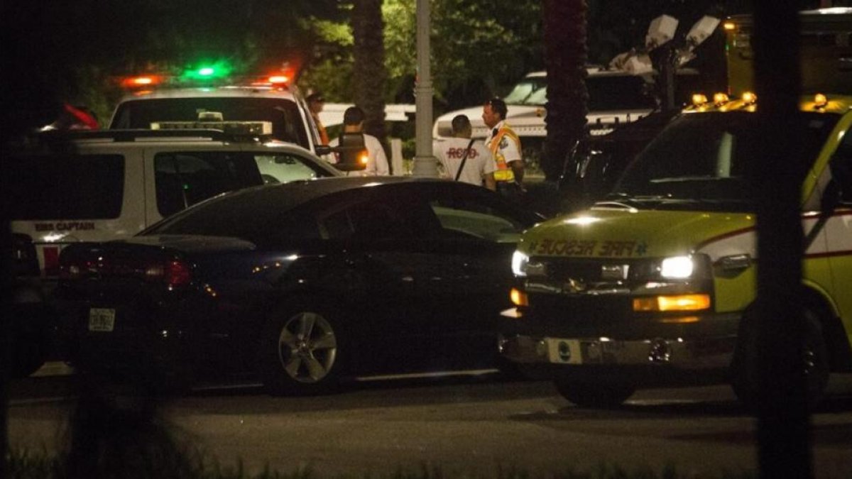 La policía de Orlando el martes por la noche durante las tareas de búsqueda del niño de dos años desaparecido.-EFE / JOHN TAGGART