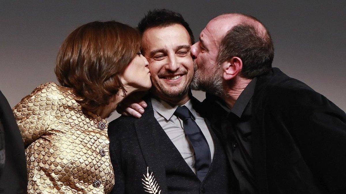 Alejandro Amenábar felicitado por Ana Torrent y Karra Elejalde.-J.M. LOSTAU
