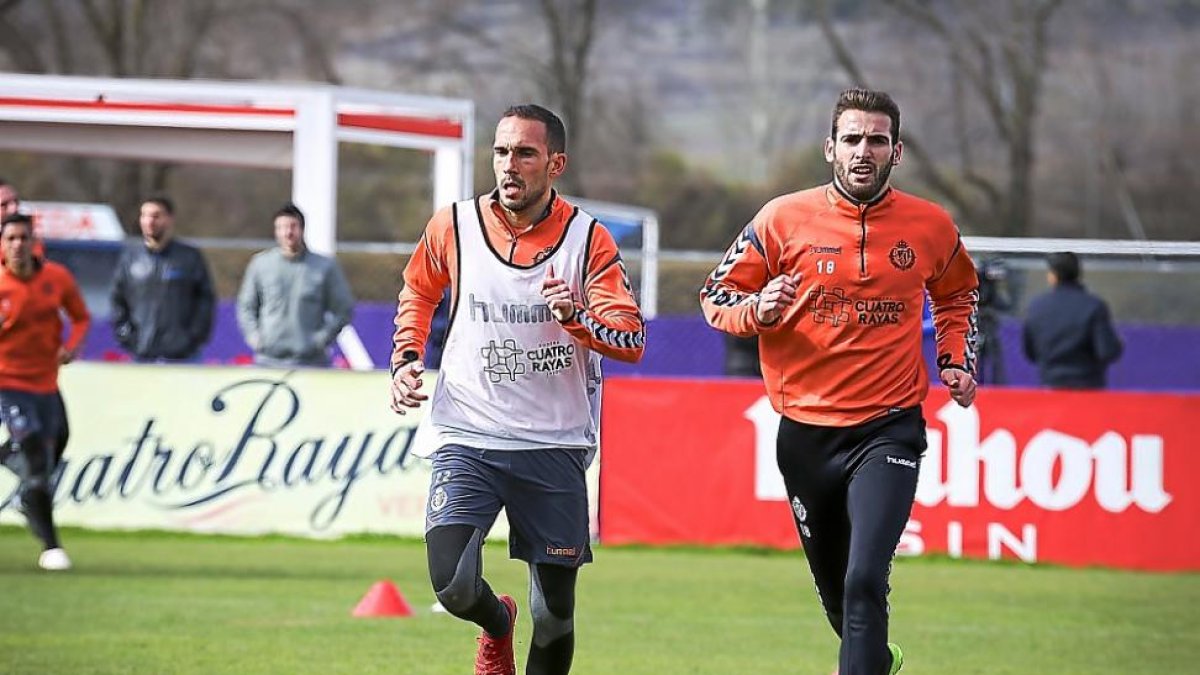 El lateral izquierdo Nacho (izquierda) corre durante un entrenamiento del Real Valladolid.-M.Á. SANTOS