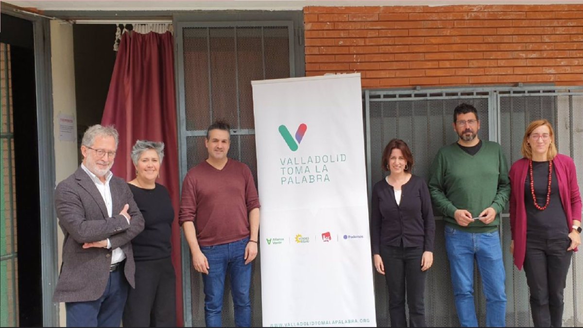 Manuel Saravia, María Sánchez, Alberto Bustos y otros miembros de VTLP durante un descanso de la asamblea celebrada este sábado en la capital vallisoletana para terminar de confeccionar su programa electoral de cara a los próximos comicios de mayo - EUROPA PRESS