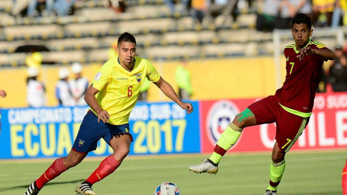 ZAMBRANO, FIJO CON VENEZUELA. El jugador del filial pucelano (7) repitió titularidad ante Ecuador, que ganó 3-0 a Venezuela. La afición vinotinto lo ha encumbrado y no se explica que juegue en Segunda B.-JUAN CEVALLOS / AFP