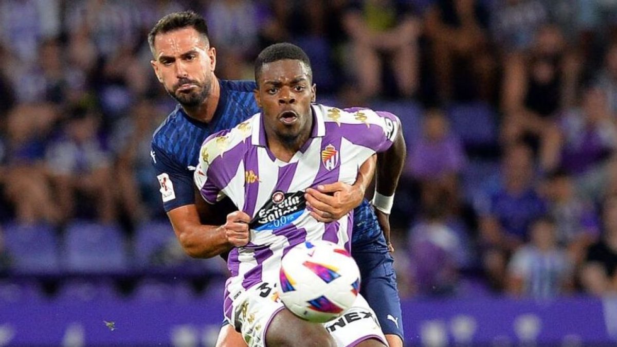 Cédric protege el balón en el duelo ante el Sporting. / LALIGA