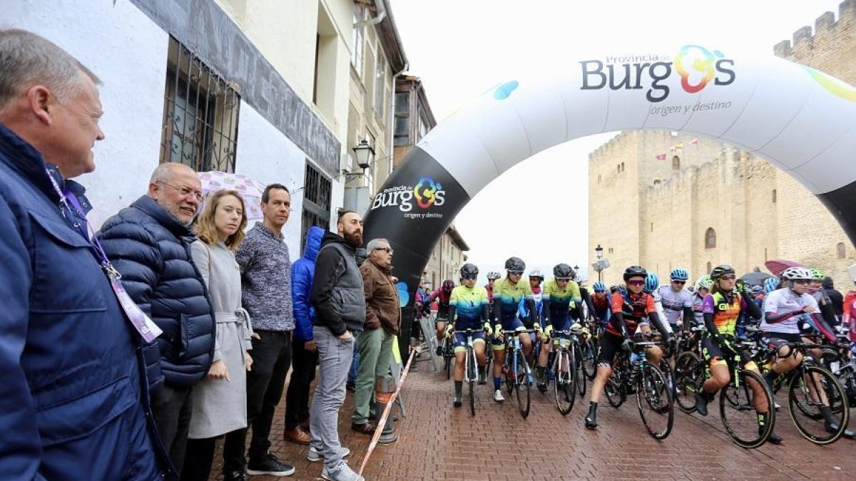 El candidato de Ciudadanos a la Presidencia de la Junta de Castilla y León, Francisco Igea, asiste a la salida de una carrera ciclista de mujeres en Medina de Pomar (Burgos)-ICAL