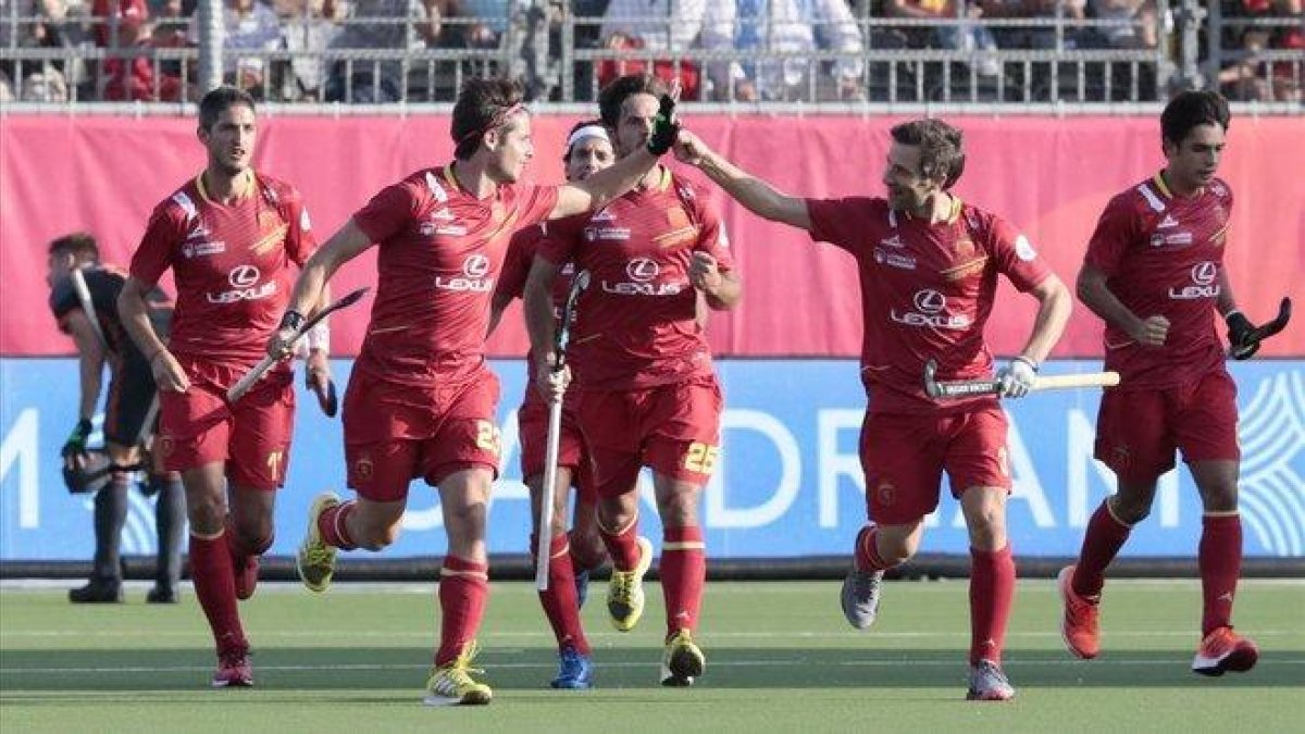 Los jugadores de la selección española de hockey hierba festejan el gol de Pep Romeu.-AP / VIRGINIA MAYO