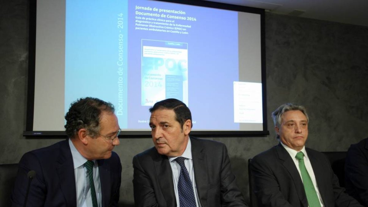 El consejero de Sanidad, Antonio Sáez Aguado, participa en la presentación del Documento del Consenso 2014 sobre la EPOC. Junto a él, José Antonio Rodríguez (I)-Ical