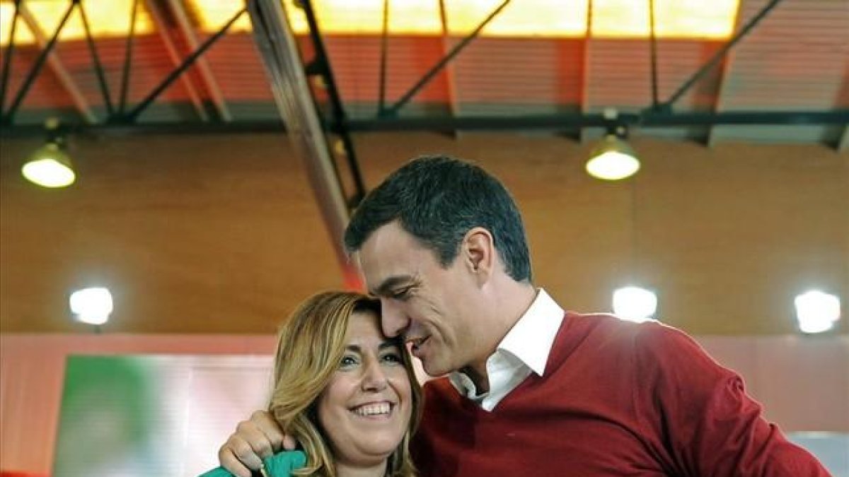 Pedro Sánchez, el pasado sábado en Sevilla junto a la presidenta andaluza, Susana Díaz.-AFP / CRISTINA QUICLER