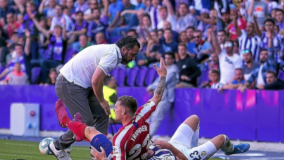 El lateral rojiblanco Trippier casi se lleva a Sergio por delante después de derribar al extremo blanquivioleta Waldo.-PABLO REQUEJO