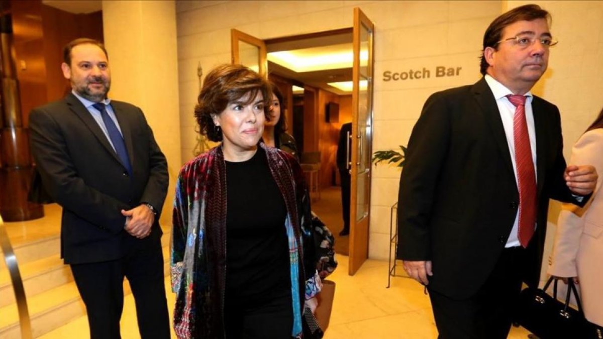 Guillermo Fernández Vara, a la derecha, este lunes junto a Soraya Sáenz de Santamaría y José Luis Ábalos, secretario de Organización del PSOE.-JUAN MANUEL PRATS