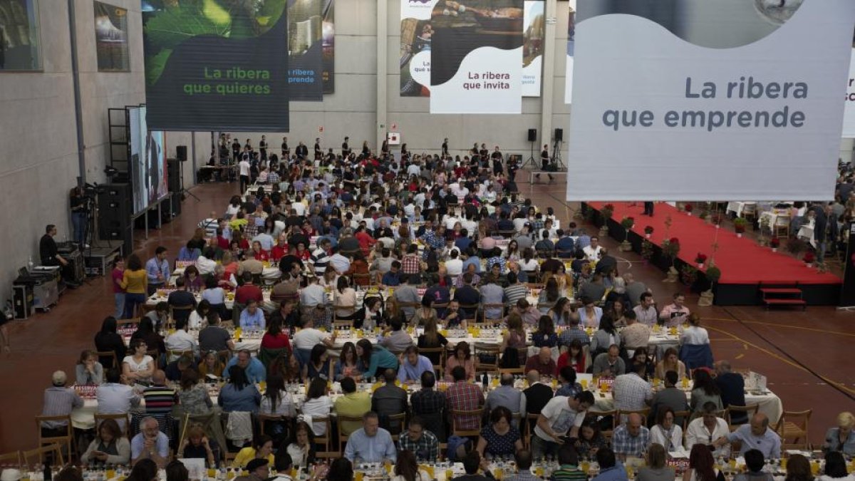 Un millar de personas participó ayer en la cata de las 236 muestras presentadas al concurso-L. VELÁZQUEZ