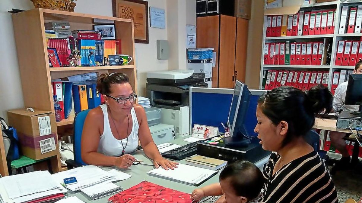 Judith Sobrino Gonzalez, abogada y mediadora de Procomar Valladolid Acoge, realiza diariamente asesorías jurídicas primera acogida a inmigrantes.-EL MUNDO