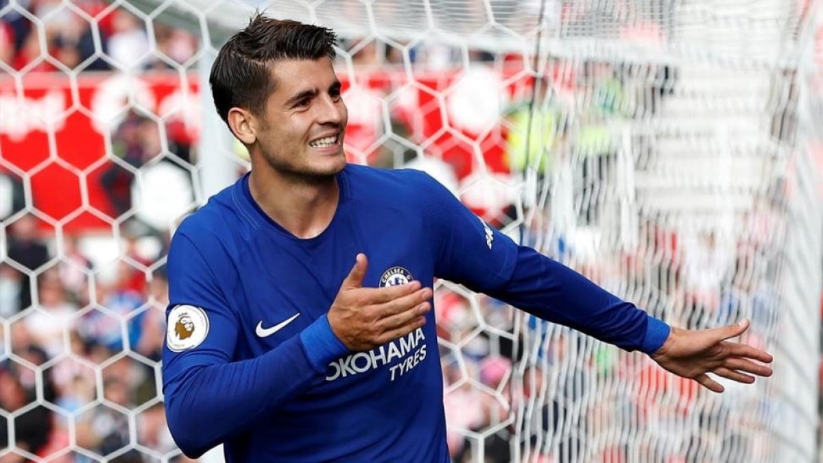 Álvaro Morata celebra su tercer gol al Stoke City.-REUTERS / ANDREW YATES
