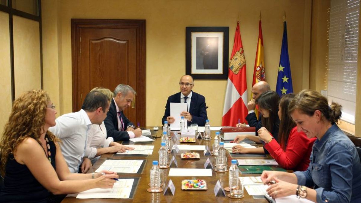 El delegado del Gobierno en Castilla y León, Ramiro Ruiz Medrano, presenta el proyecto de Ley de Presupuestos Generales del Estado para 2015 a las organizaciones de autónomos-Ical