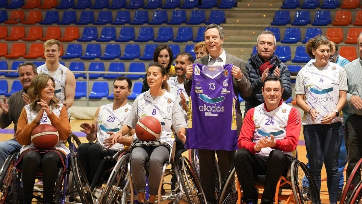 Partido de baloncesto en silla de ruedas con diferentes autoridades invitadas