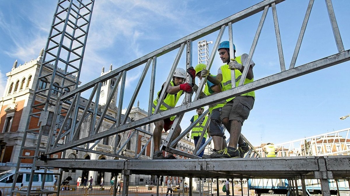 Técnicos montan un escenario en la plaza Mayor de Valladolid. | LOSTAU